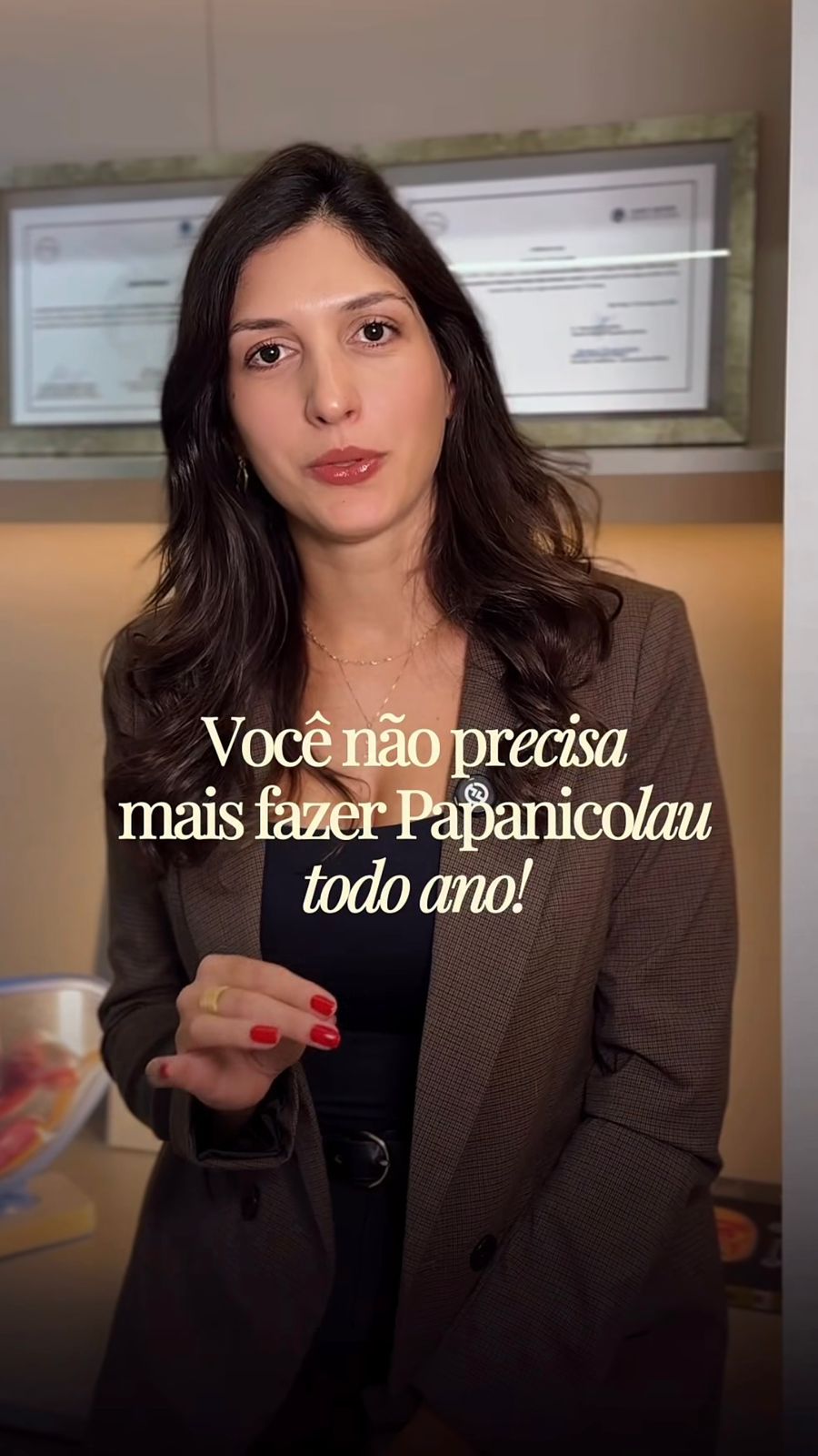 Reel da Dra. Laís Ferraz explicando a periodicidade correta do exame de papanicolau
