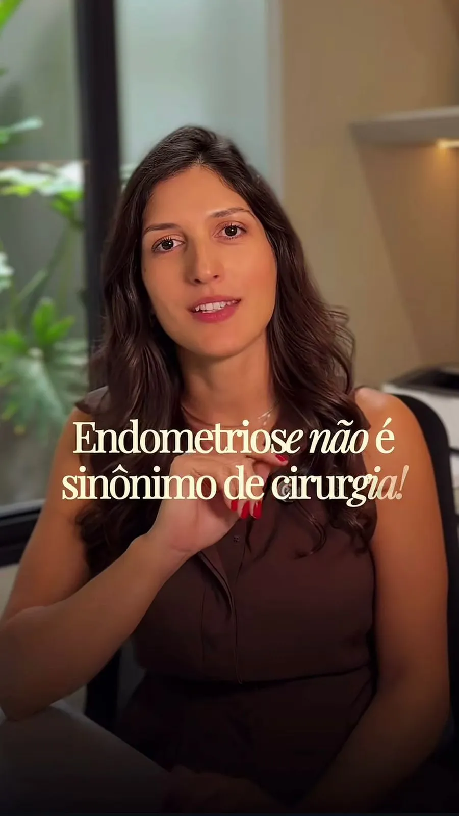 Reel da Dra. Laís Ferraz explicando que endometriose não é sinônimo de cirurgia